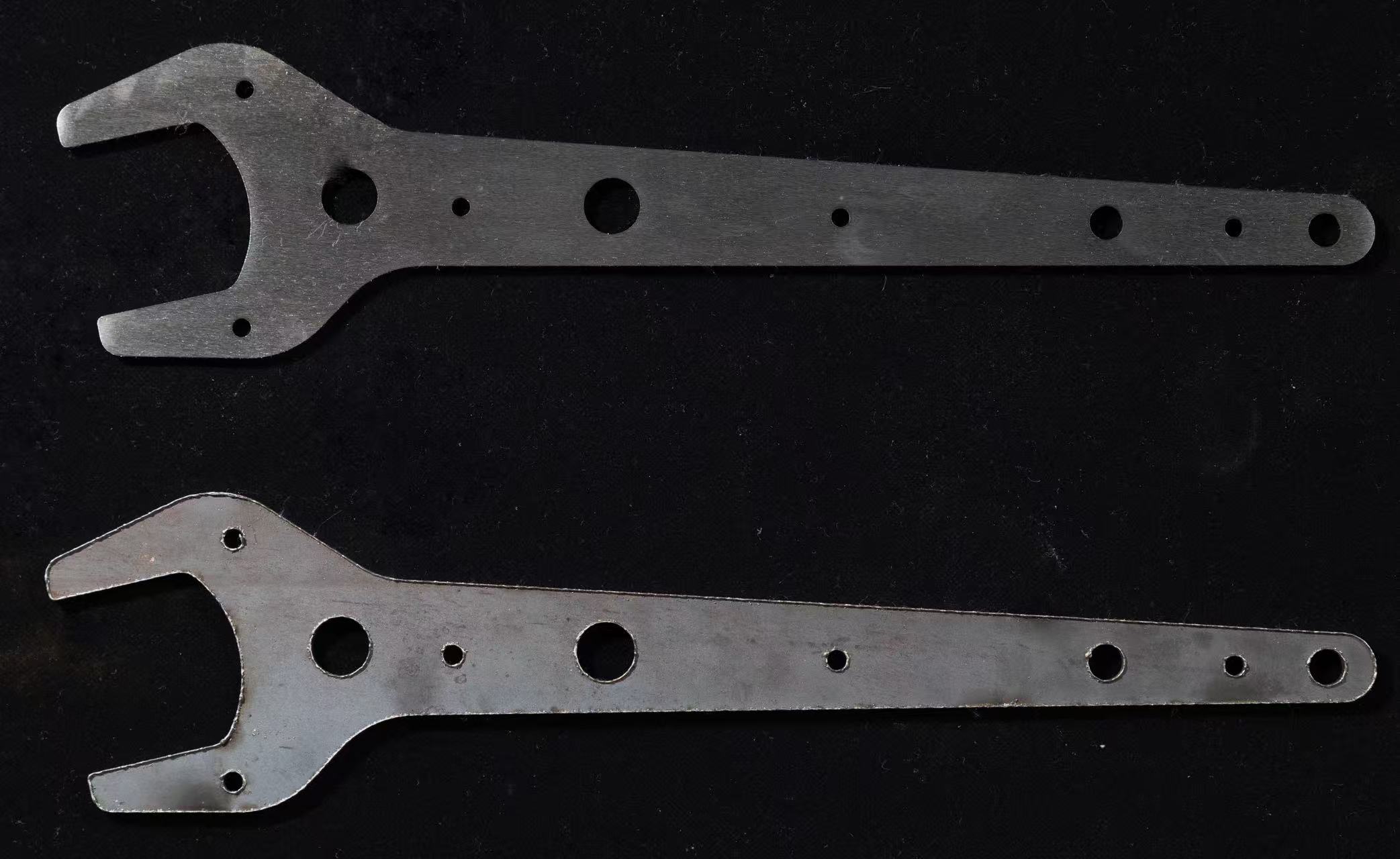 Burrs on laser cut steel parts before and after deburring process